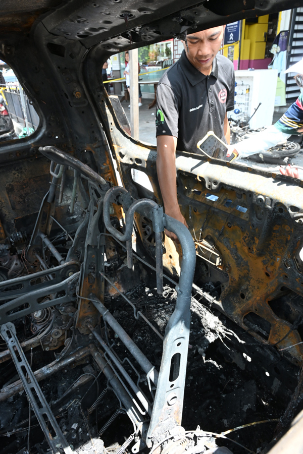 独家 ｜报废Vellfire传是摊主的 后车厢有大量烟花爆竹残留物