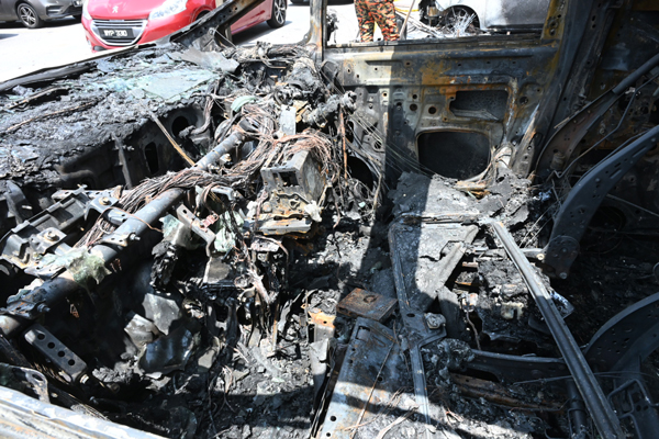 独家 ｜报废Vellfire传是摊主的 后车厢有大量烟花爆竹残留物