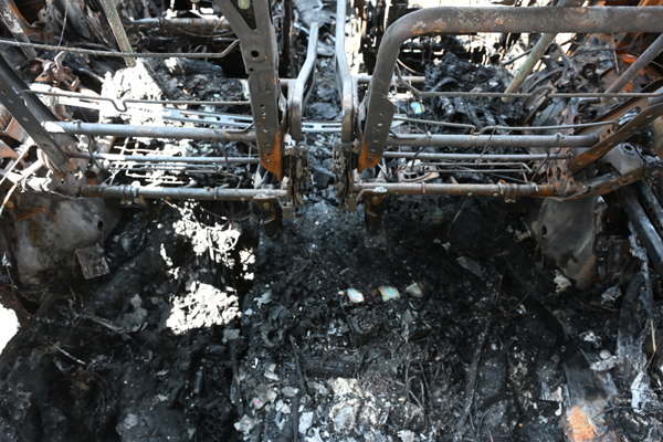 独家 ｜报废Vellfire传是摊主的 后车厢有大量烟花爆竹残留物