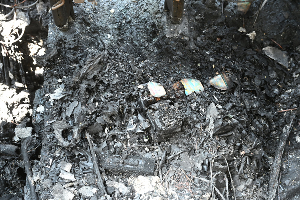 独家 ｜报废Vellfire传是摊主的 后车厢有大量烟花爆竹残留物