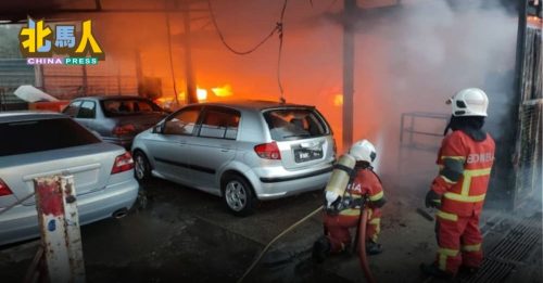 修车厂失火烧毁14车1摩哆 六旬男子灼伤