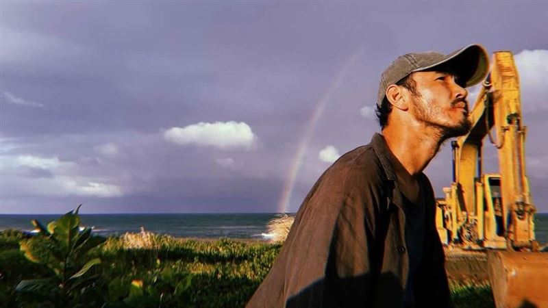 阮经天曾因丧母而停工。