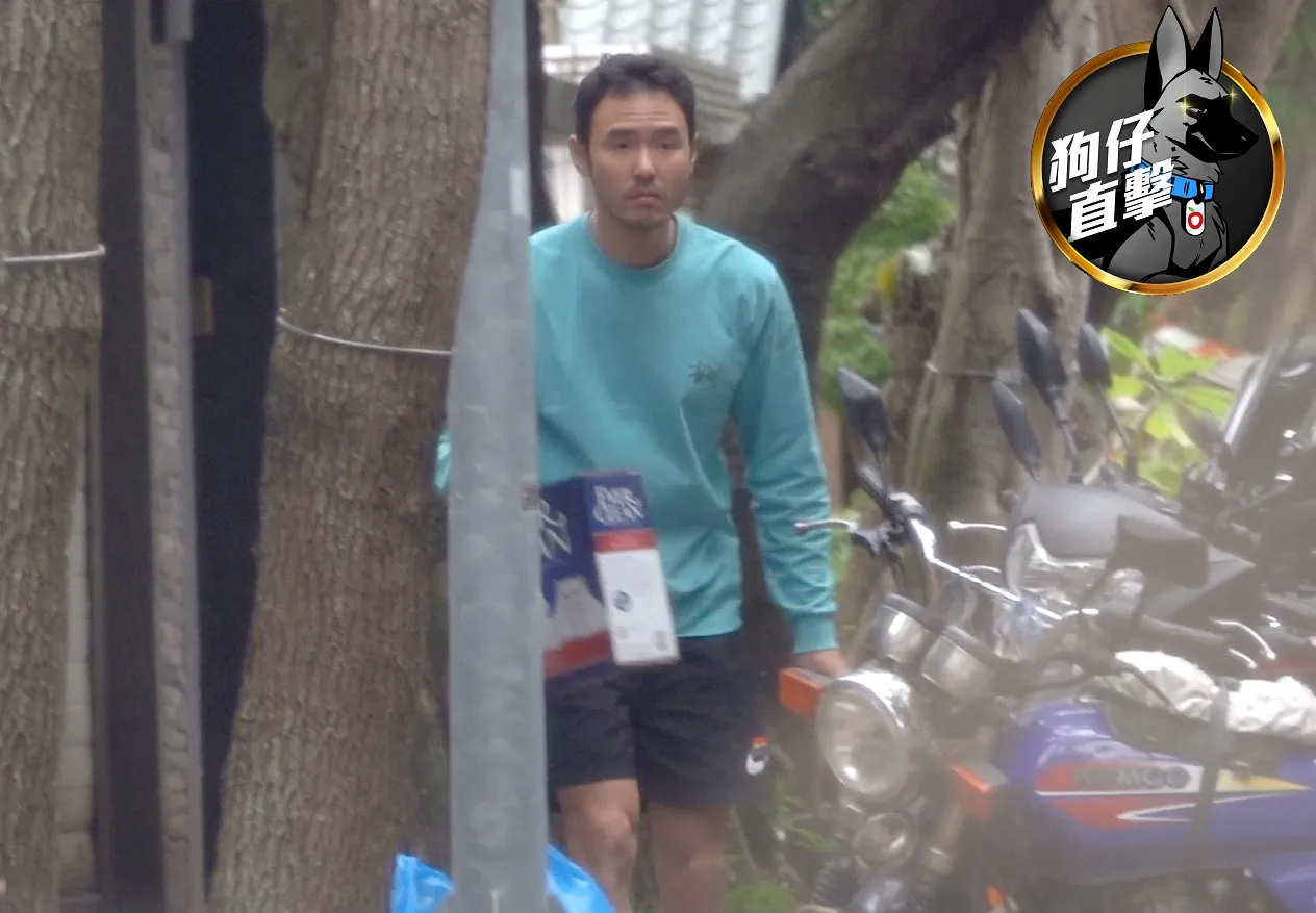 阮经天顶着乱发满脸胡渣，眼神放空。