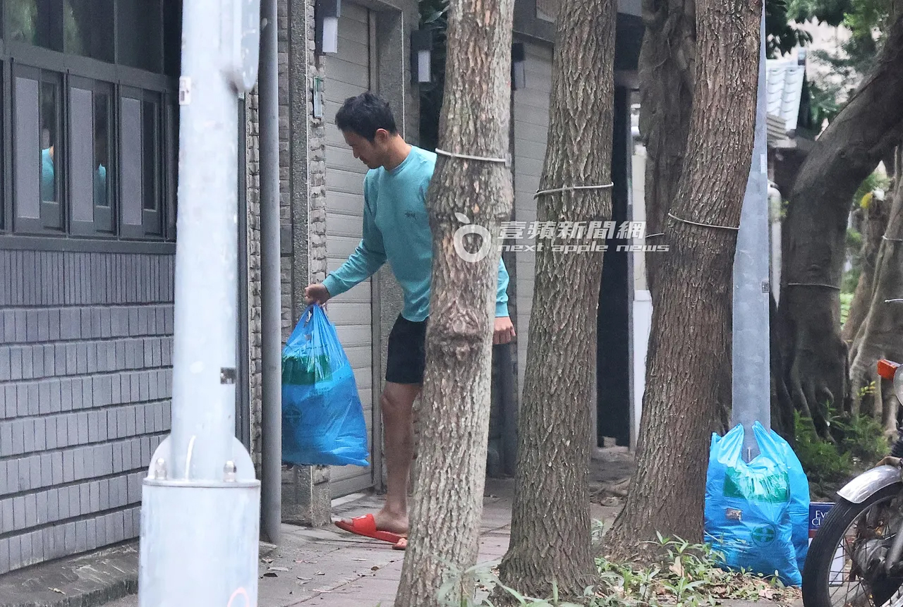 阮经天把原本丢弃在路边的垃圾搬回屋内。