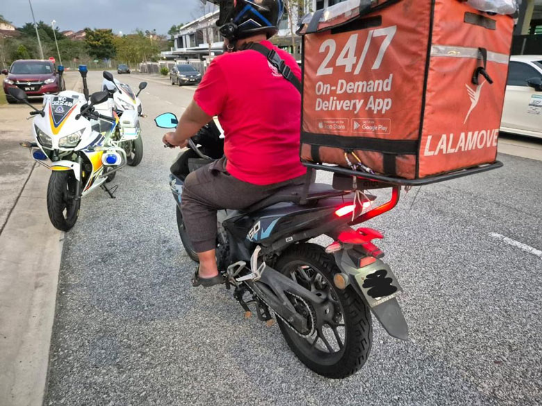 Lalamove送货员在许女士家外徘徊。（照片由许女士提供）
