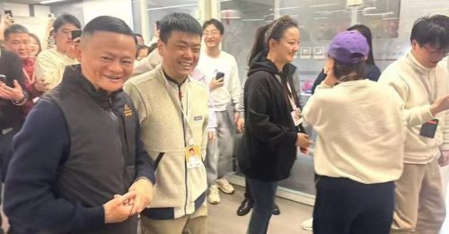 马云现身阿里园区  热情和大家打招呼