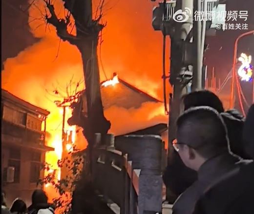 湖南著名旅游景区凤凰古城一处建筑发生火灾