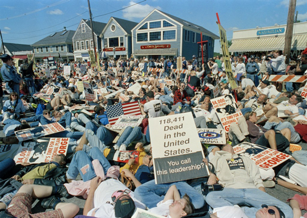 爱滋病活跃人士举行示威。