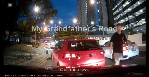 因切换车道爆发口角 火爆男逼停轿车 骂司机“阿瓜”