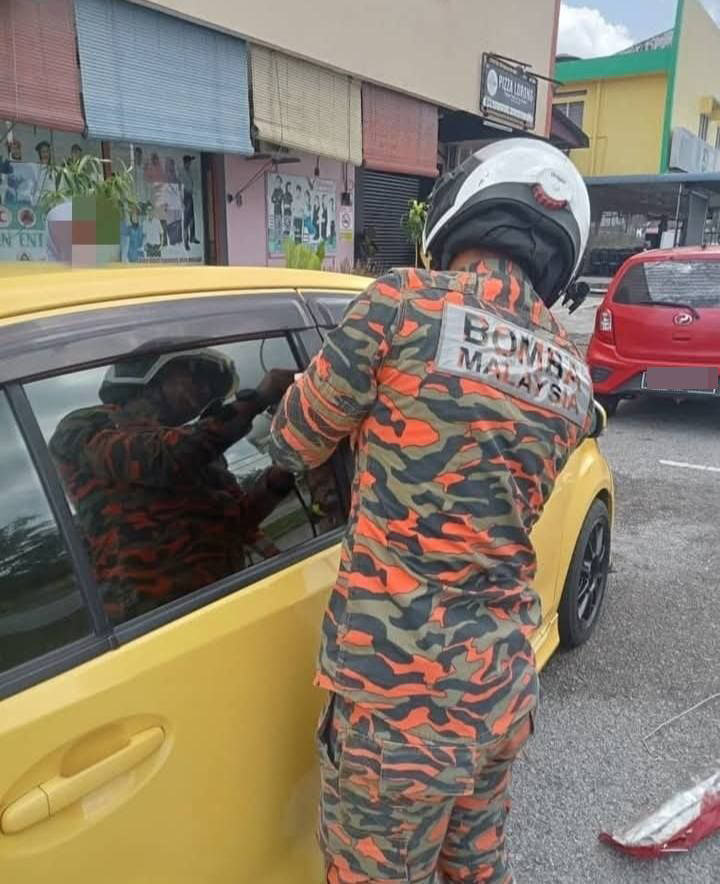 消防员设法打开车门，以救出受困孩童。（霹消拯局）