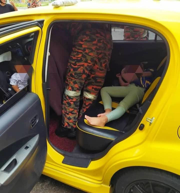 车内的婴儿与其姐姐仍在熟睡，毫发无伤。