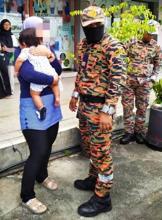 母亲松了一口气，紧抱孩子，感激地向消拯员道谢。