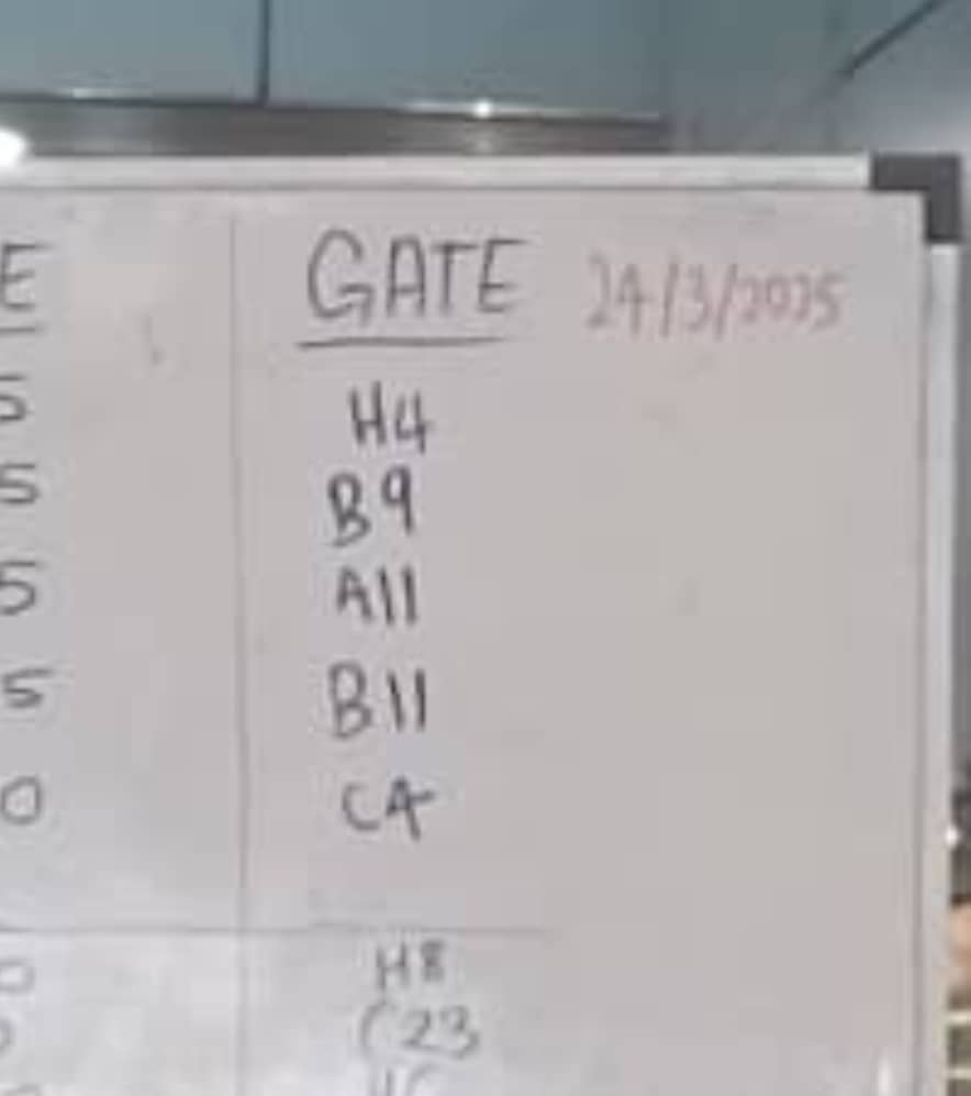 机场职员将航班讯息写在白板上。