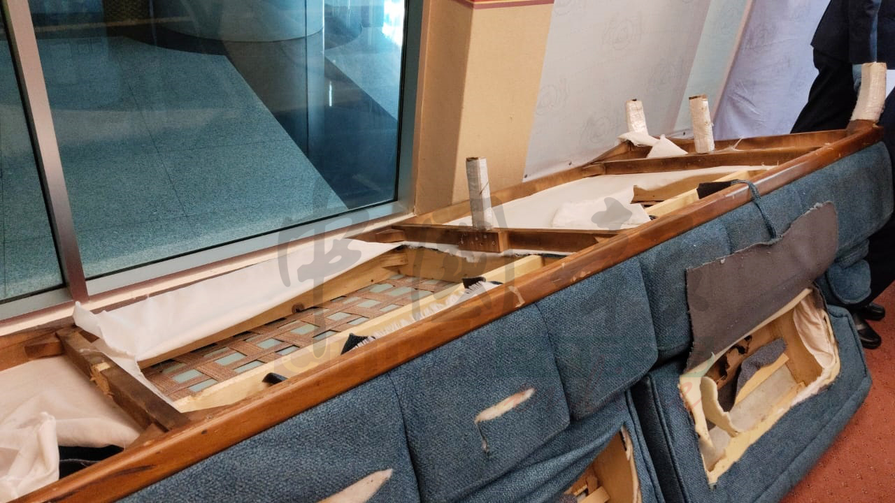 “安非他命”藏沙发企图掩人耳目，最终还是难逃法网被揭发。