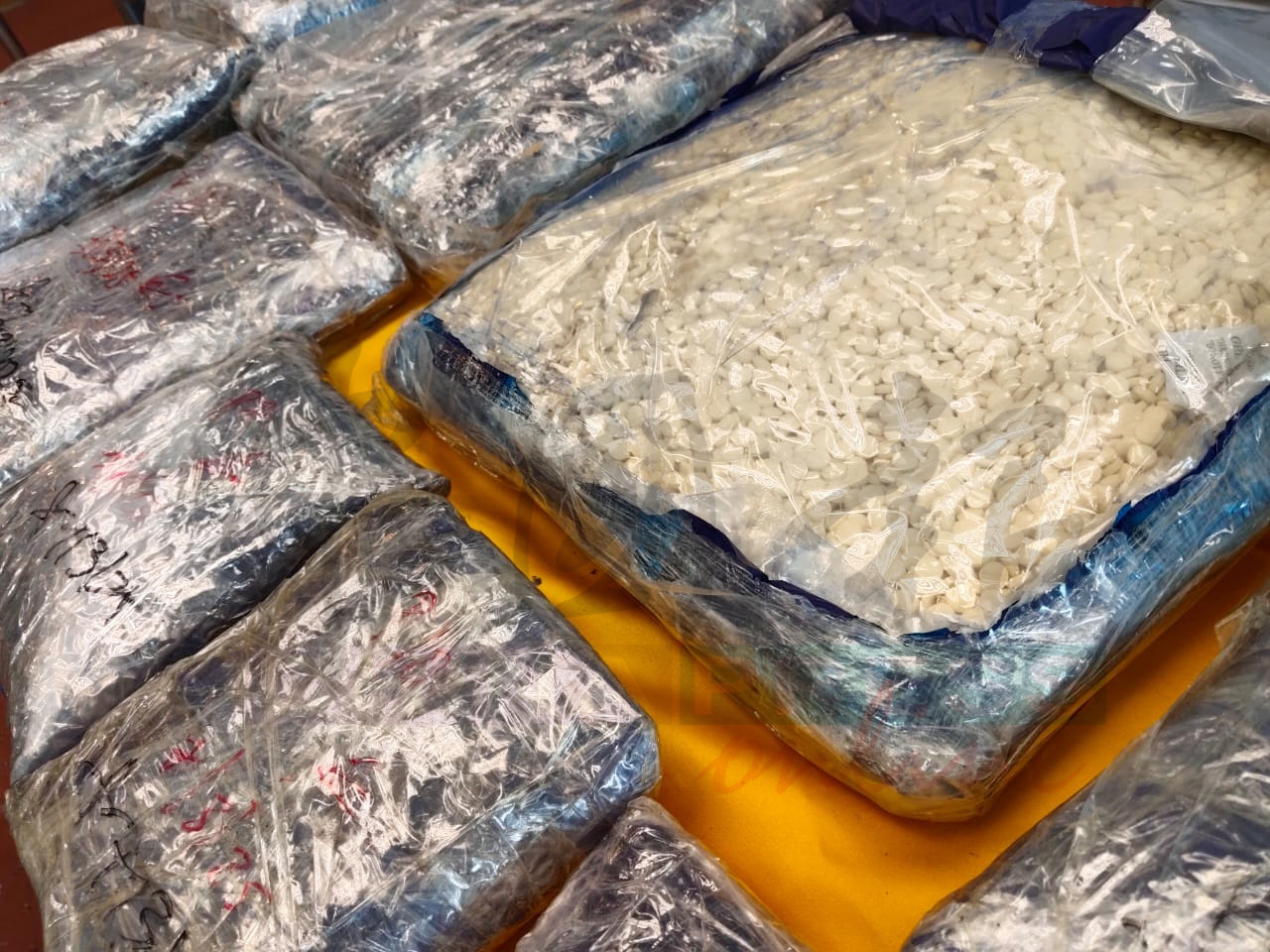 “安非他命”藏沙发企图掩人耳目，最终还是难逃法网被揭发。