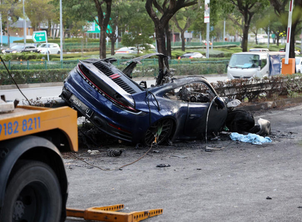 保时捷在车祸后瞬间起火燃烧，烧成废铁。（档案照）