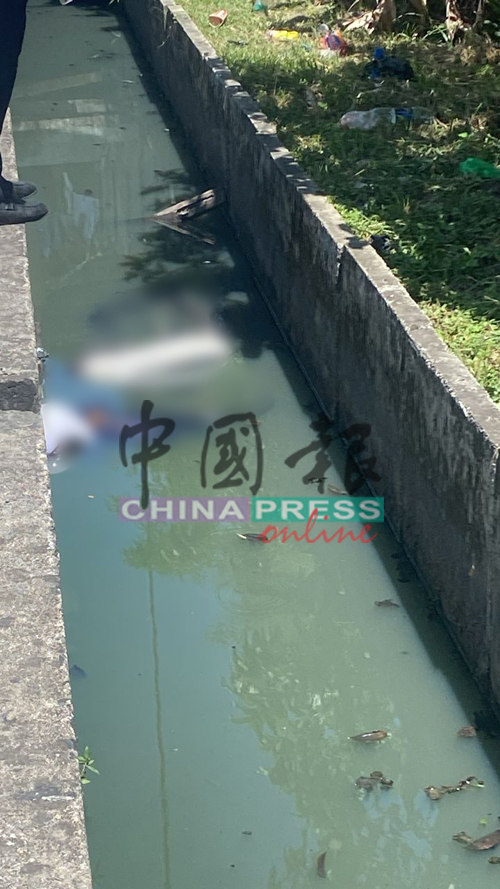 事发后，死者连人带摩哆一起坠入路旁沟渠。