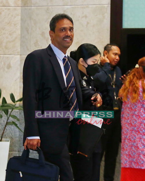 现年62岁的拉惹哥巴拉马达斯现身司法宫,准备出庭供证。