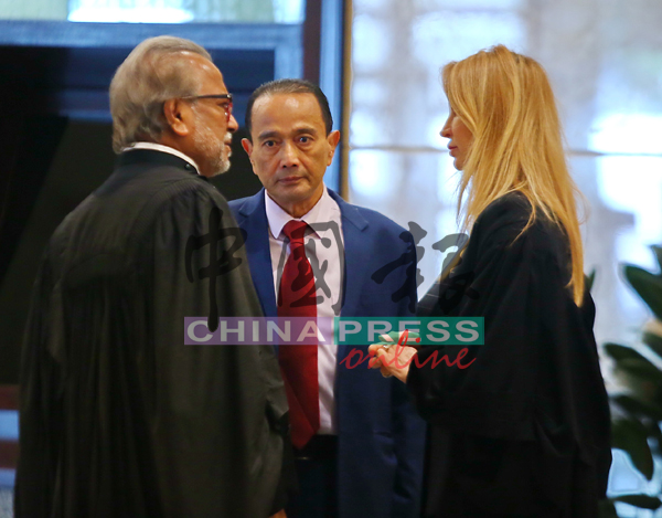 现年64岁的三苏安华(中)在庭外与辩方代表律师沙菲宜(左起)和塔妮雅交谈。