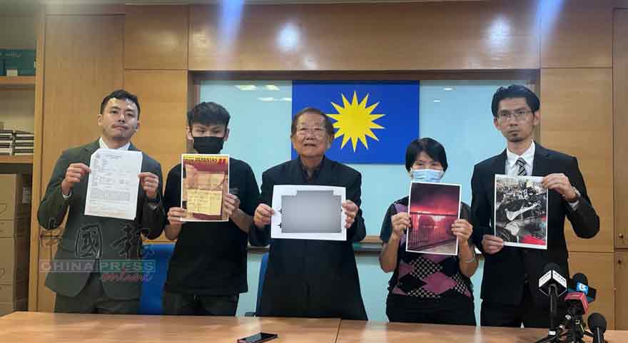 黄女士（右2）周四（27日）在张天赐（中）的陪同下召开记者会；右1起为马华联邦直辖区州法律事务局主任张玮伦律师、梁先生以及张朝盛律师。
