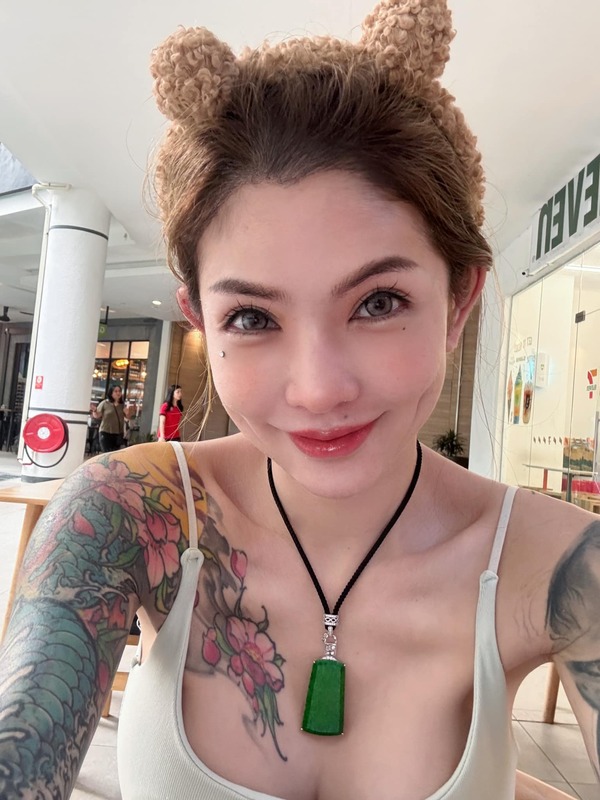 拥有百万粉丝的美女纹身师Kinki爆误信林云割毁了双眼皮。
