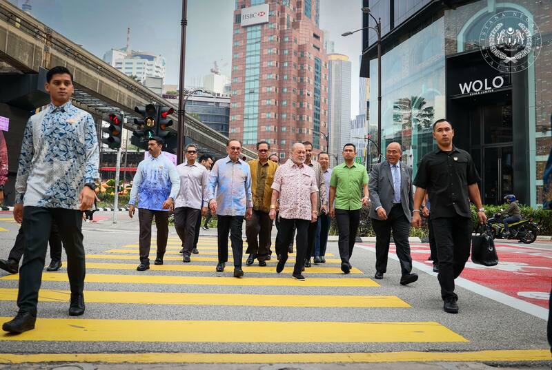 安华（左3）周四早上陪同陛下（左5）到吉隆坡出巡。
