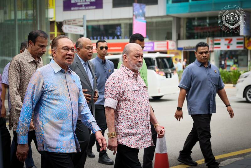 元首与安华 隆市中心出巡