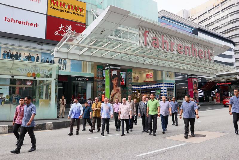 元首与安华 隆市中心出巡