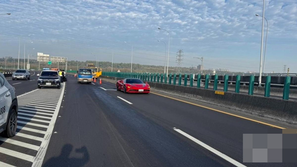 两台顶级超跑车祸事故。