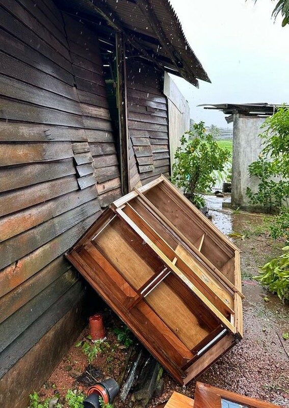 连笨重的橱柜也抵档不了风力，被吹得歪倒一旁。