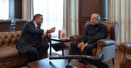 好精神！ 老马会见英国议员 谈如何当好领袖