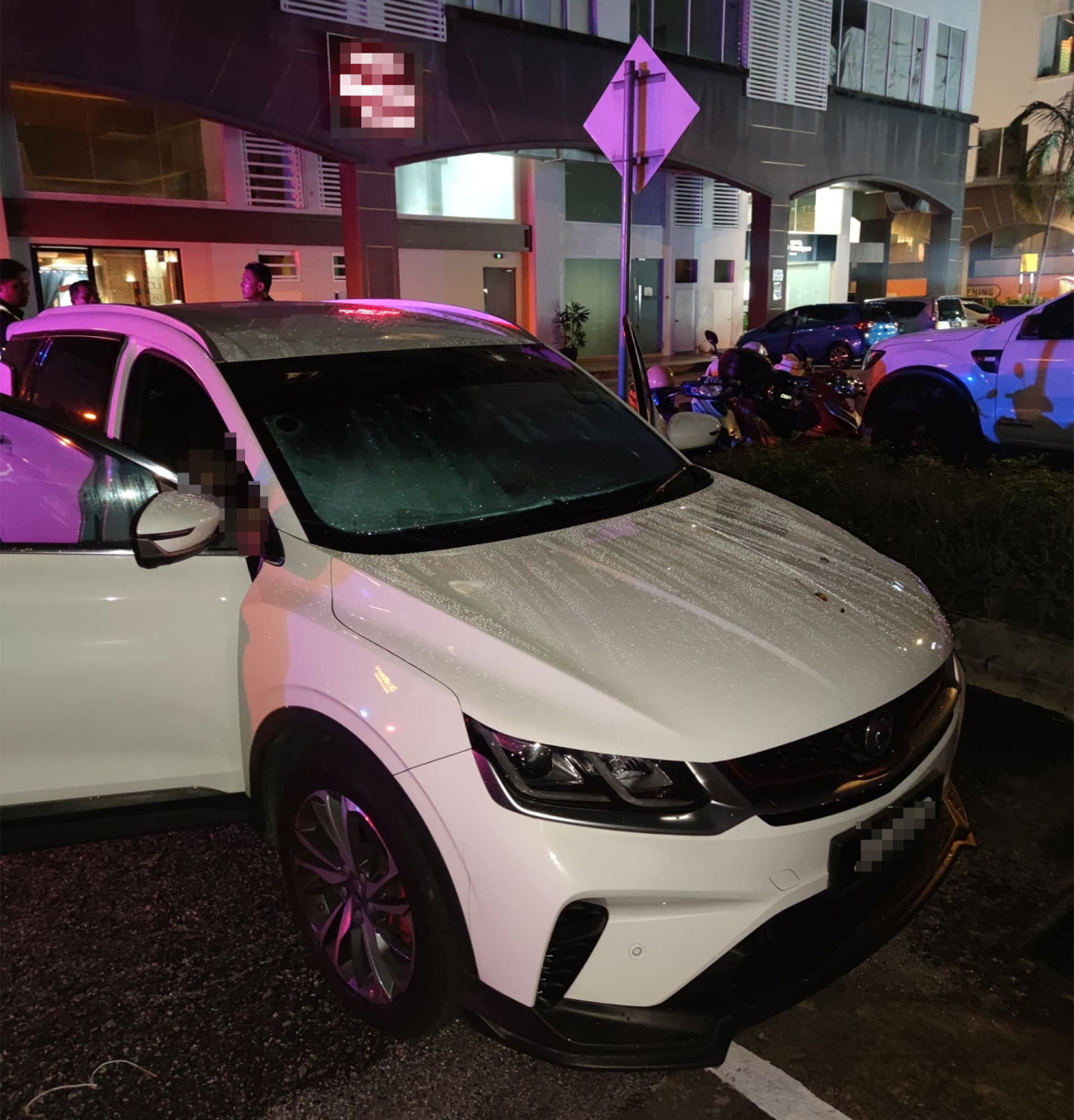 男子被发现死在车内。