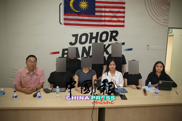 宽柔中学古来分校6名女校友，在张念群（前排右3）的安排下，讲述事件经过。前排左为黄勃扬，前排右为杨惠仪。