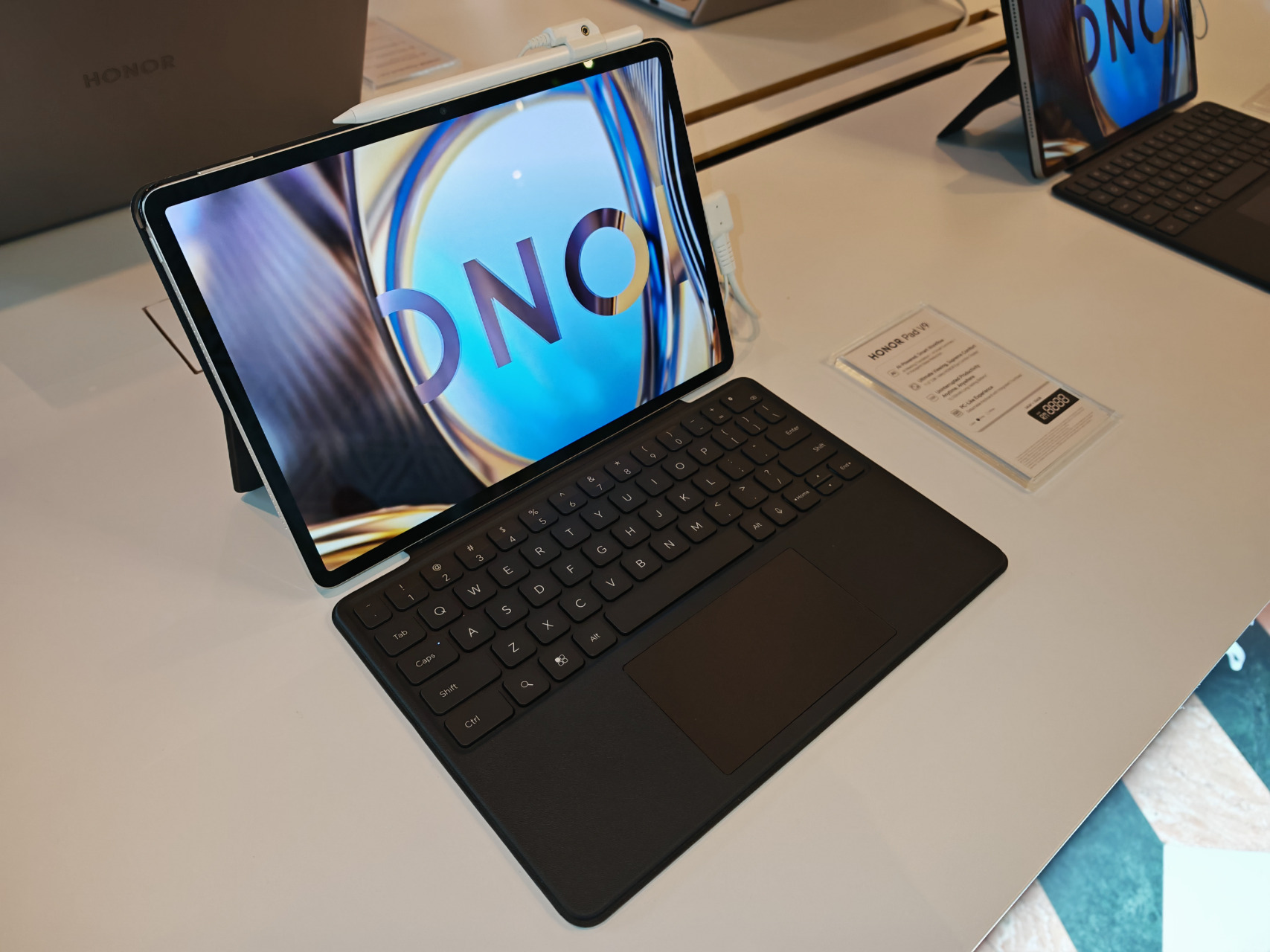 ■Pad V9 旗舰级平板内建AI生产力工具，配合Magic Pencil 3 触控笔与磁吸键盘，带来媲美笔电办公体验。