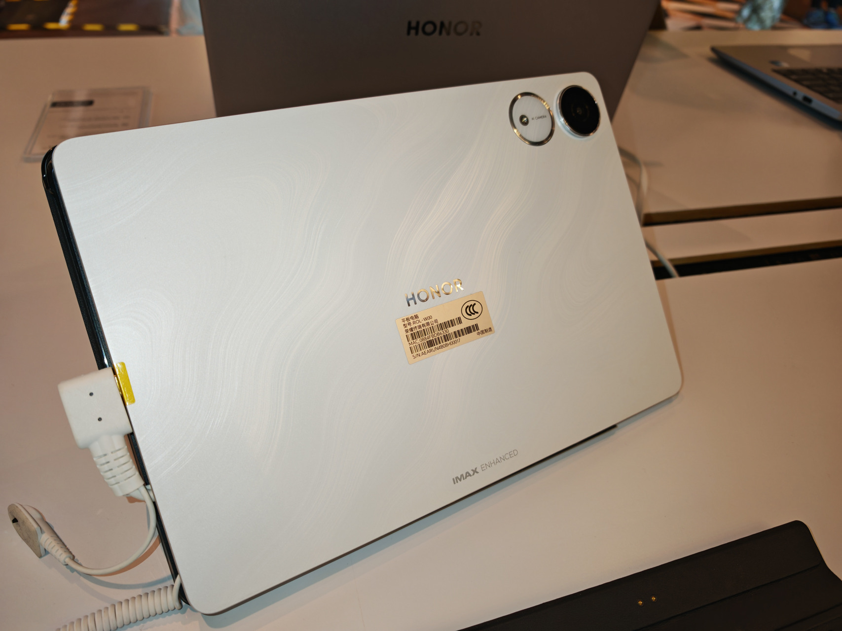 ■Pad V9 旗舰级平板内建AI生产力工具，配合Magic Pencil 3 触控笔与磁吸键盘，带来媲美笔电办公体验。