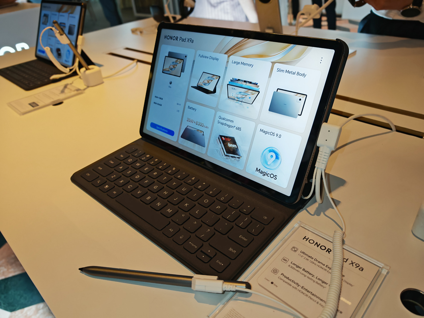 ■Pad X9a平板拥有清晰、色彩饱满画质，加上环绕音效和续航力长，是剧迷“追剧神器”。