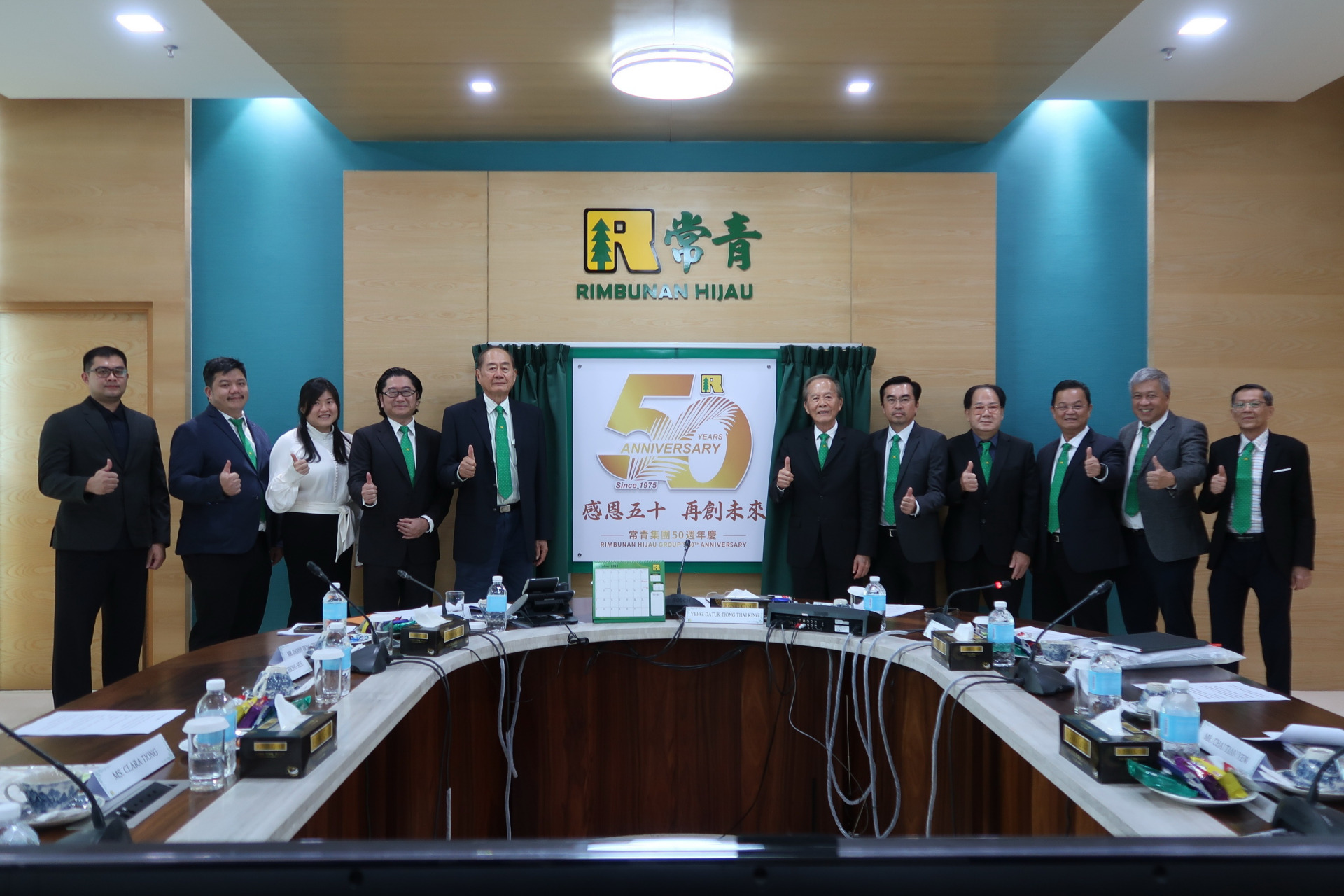 张泰卿（中）联同集团领导召开新闻发布会；左起为张昌开、戴瀚、张秀怡、张昌亿、张建卿、张昌熙、黄仁生、邓惟通、郑义茂和蔡天佑。