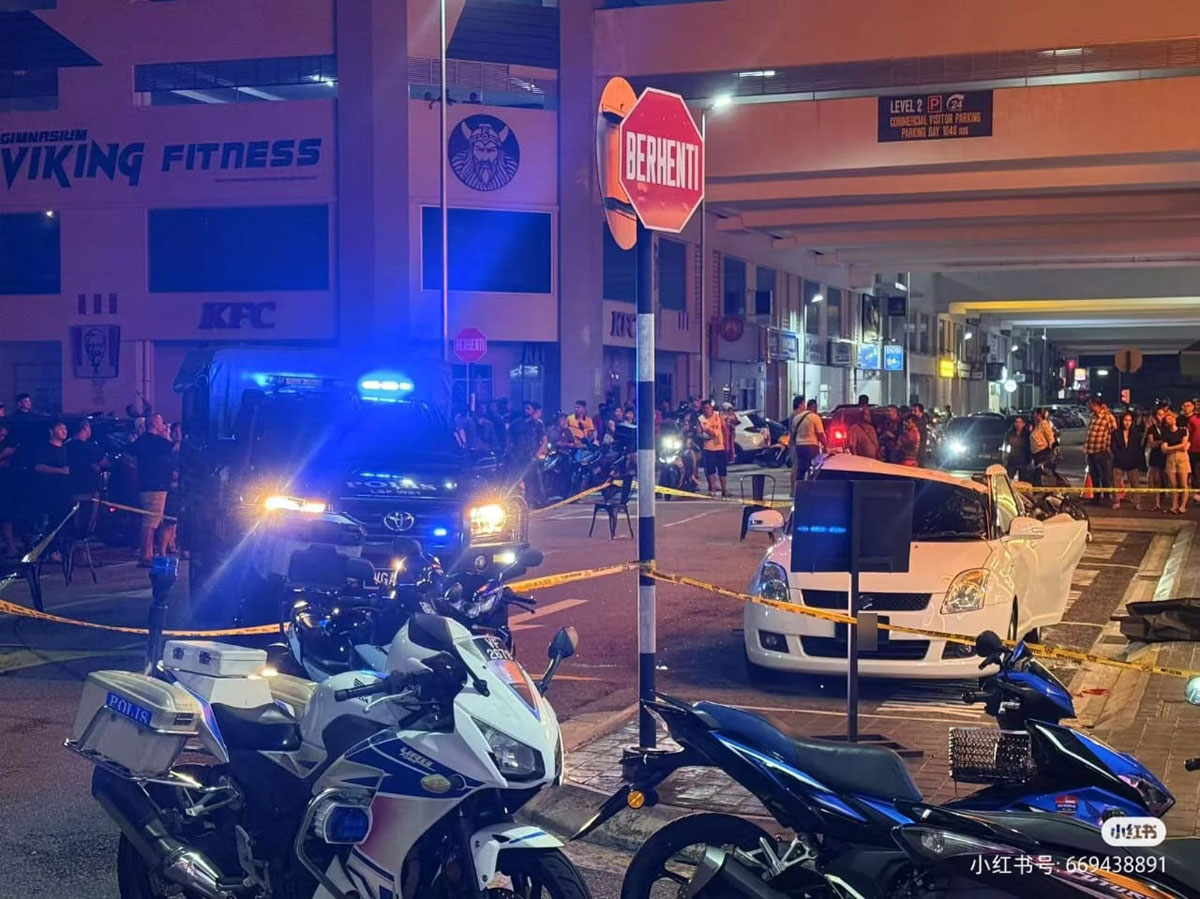 警方架起封锁线，禁止民众入内。