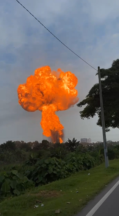 天然气输送管爆炸｜爆炸瞬间画面曝光！ 蘑菇云 “吞掉”蓝天