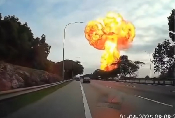 爆炸瞬间，天空出现一道蘑菇云。

