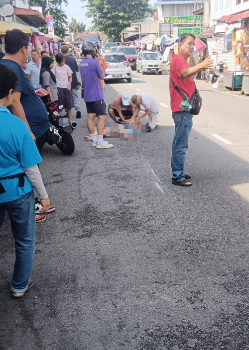 车祸后，在场民众尝试向老妇施救，而紫衣者则是肇祸摩哆骑士。

