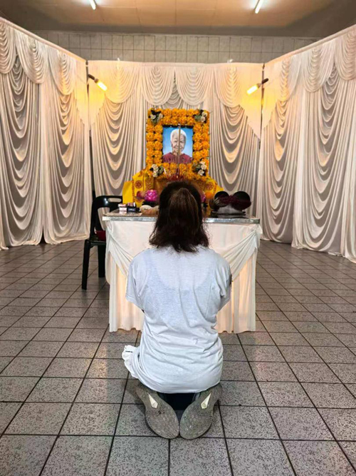 陈萍萍（背对者）在灵前拜祭母亲，对于肇祸骑士在母亲举殡前，始终没来道歉感到失望。