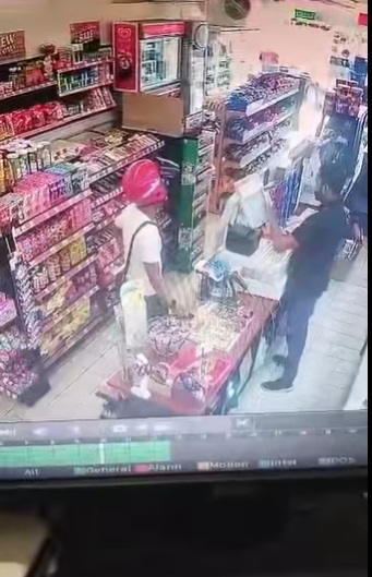 闭路电视拍下男子购买香烟的过程。
