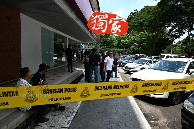 警方封锁现场展开调查工作。
