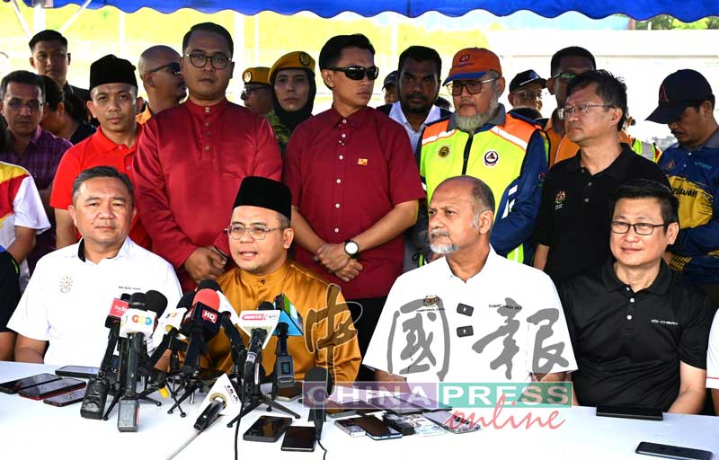 阿米鲁丁（左2）探访灾民后召开记者会。左起为黄思汉、哥宾星和Chery副总裁钟南荣。