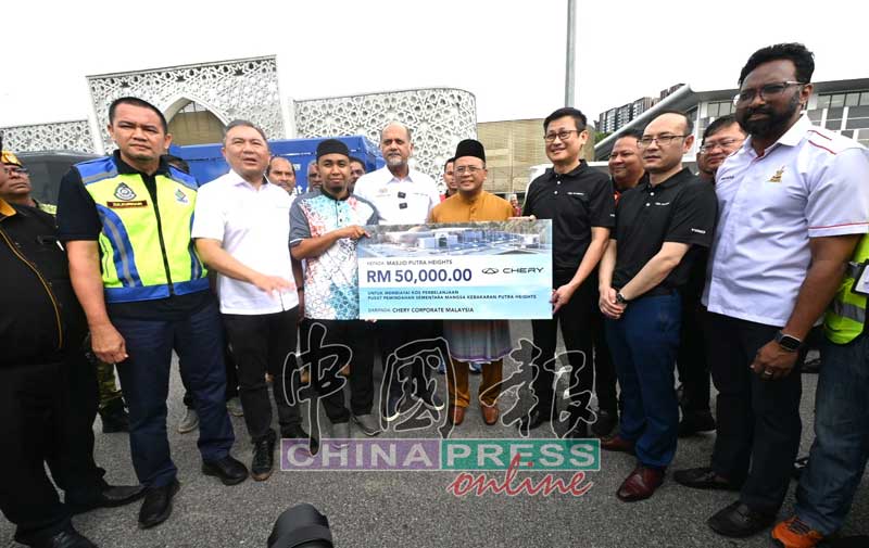 Chery车商捐赠5万令吉援助金给布特拉高原清真寺，右起为哥打哥文宁州议员峇卡斯、Chery执行副总监陈刚、钟南荣、阿米鲁丁、哥宾星、清真寺代表和黄思汉。