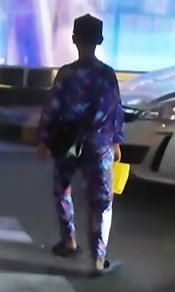 外籍男孩以怪异姿势横穿马路。