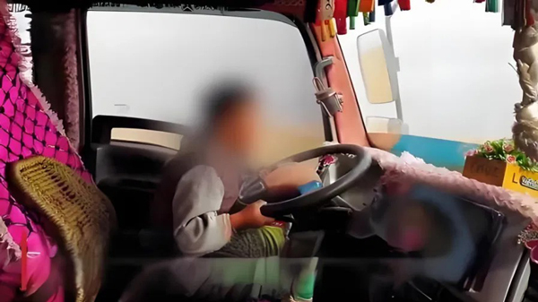 3岁男童驾驶大货车上路，引发批评。