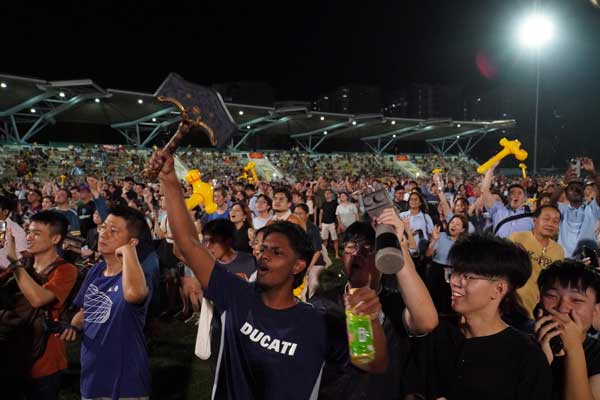 工人党支持者齐聚实龙岗体育场，等待选举结果出炉。（照片来源：8视界新闻）