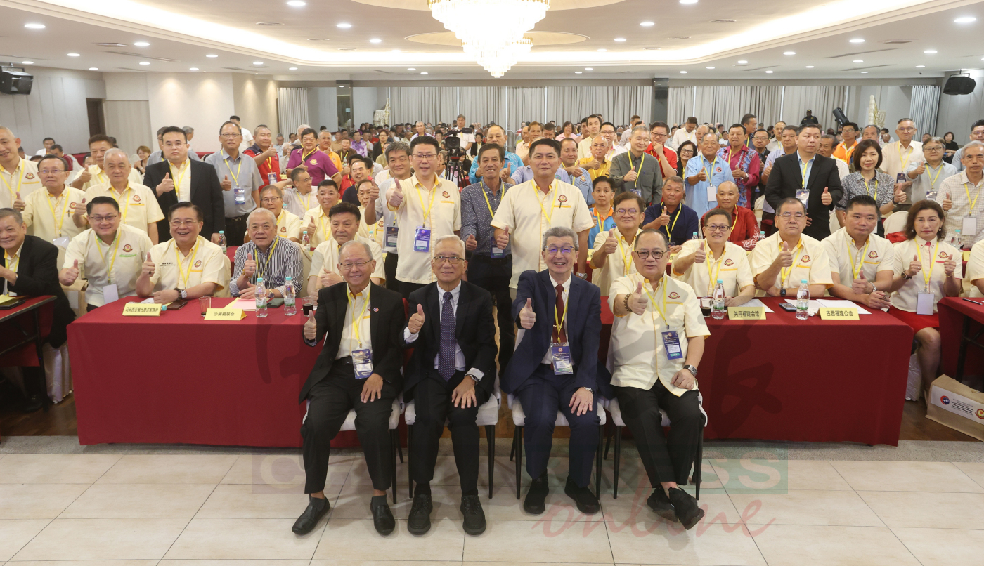 林福山（前排右2）带领出席代表竖起母指比赞，以示特大圆满落幕。前排左起为林春景、林时清和林进利。